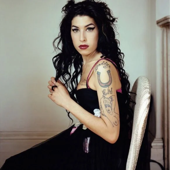 Amy Winehouse Leeftijd; Vermogen, Lengte, Ouders, Relatie